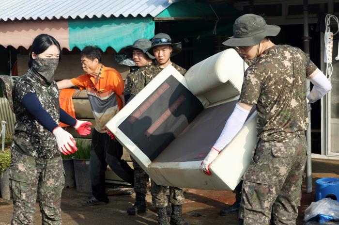 육군 장병들이 5일 전남 함평군 함평읍에서 집중호우 피해 복구 작업을 하고 있다. 연합뉴스