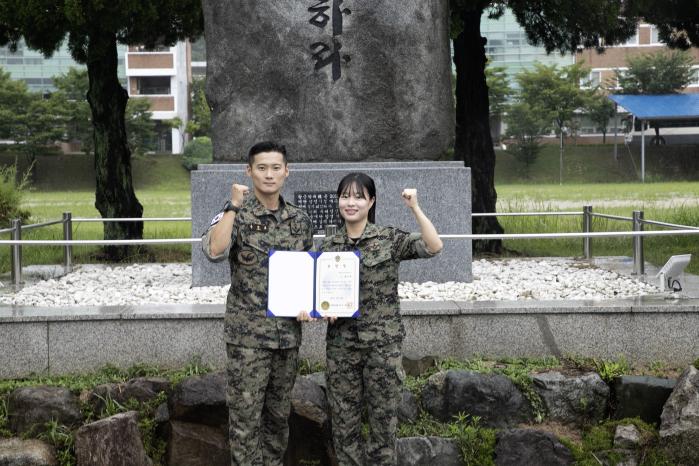 위험에 처한 민간인을 구해 제주해양경찰서장 표창장을 받은 홍순호(왼쪽) 중사와 손영현 중사가 기념촬영하고 있다. 사진 제공=한승찬 대위