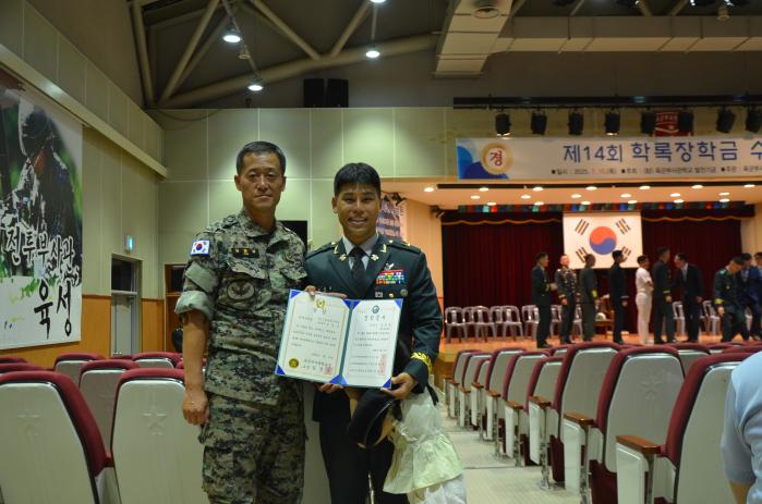 김대훈(오른쪽) 상사가 지난달 육군부사관학교에서 열린 학록장학금 수여식 후 장학 증서를 들어 보이고 있다. 부대 제공