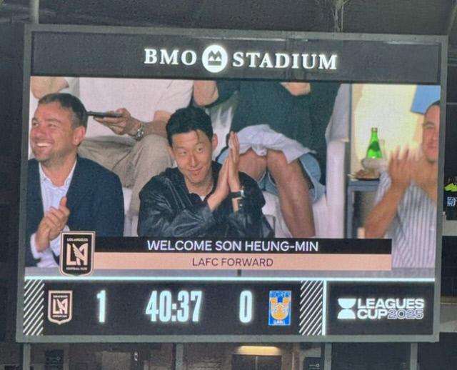 손흥민이 6일 미국프로축구 LAFC 구단의 홈 구장인 BMO 스타디움에서 경기를 관람하고 있다. X 캡처