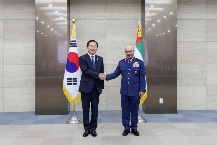 이두희(왼쪽) 국방부 차관과 이브라힘 나세르 무함마드 알 알라위 UAE 국방차관이 6일 만나 악수하고 있다. 국방부 제공