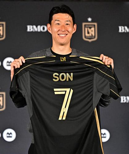 손흥민이 7일(한국시간) 미국 로스앤젤레스 BMO 스타디움에서 열린 로스앤젤레스FC(LAFC) 입단 기자회견에서 등번호 7이 새겨진 유니폼을 들고 기념촬영을 하고 있다. AFP·연합뉴스