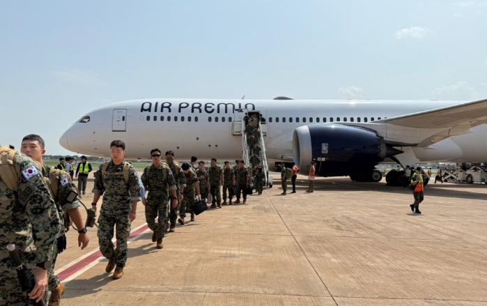한빛부대 20진 장병들이 남수단 주바공항에 도착해 항공기에서 내리고 있다. 20진은 최초로 직항편 항공기를 타고 작전지에 투입됐다. 부대 제공