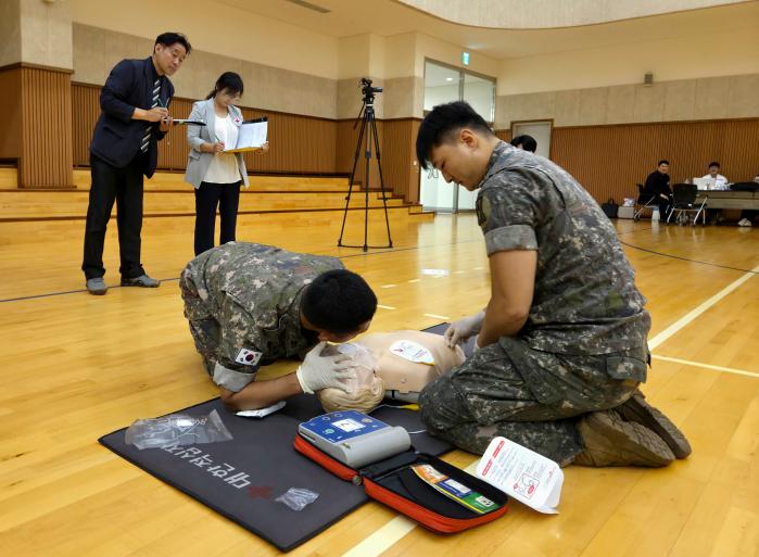 육군이 7일 개최한 응급처치 및 심폐소생술 경연대회에서 본선 진출 장병들이 심폐소생술 평가를 받고 있다. 부대 제공