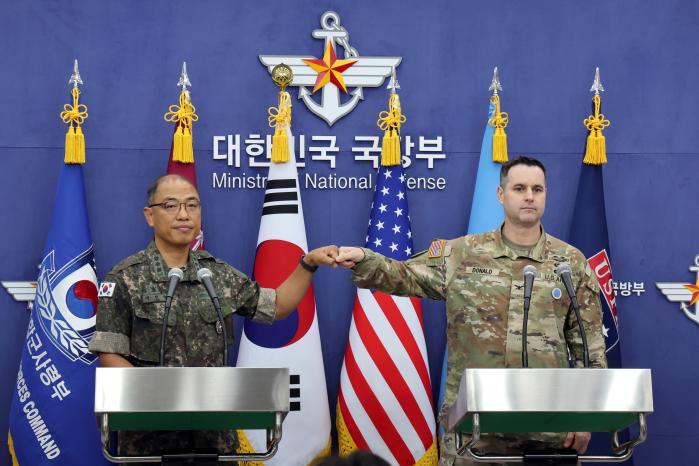 이성준(왼쪽) 합동참모본부 공보실장과 라이언 도널드 한미연합군사령부 공보실장이 7일 서울 용산구 국방부 브리핑룸에서 열린 ‘2025 을지 자유의 방패(UFS)’ 연습 공동 브리핑에서 주먹을 맞대고 있다. 조종원 기자