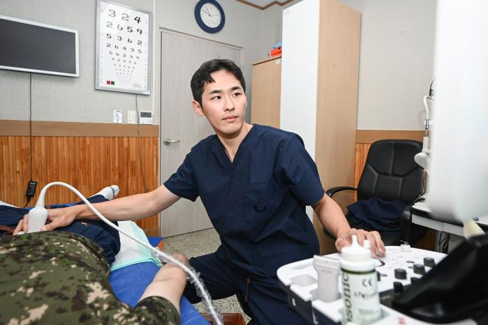 공군11전투비행단 항공의무전대 비뇨기계 전문의가 7일 부대 장병을 대상으로 비뇨기계 초음파 검사를 하고 있다. 사진 제공=정수진 하사