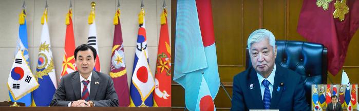 안규백 국방부 장관이 7일 나카타니 겐 일본 방위상과의 화상통화에서 국방 교류협력에 관해 논의하고 있다. 국방부 제공