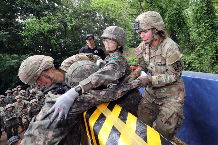 한미 육군 학생군사교육단(ROTC) 후보생들이 지난 8일 육군학생군사학교에서 열린 동반 유격훈련에서 기초 장애물의 하나인 ‘전우와 함께 담장 넘기’를 하고 있다. 조종원 기자
