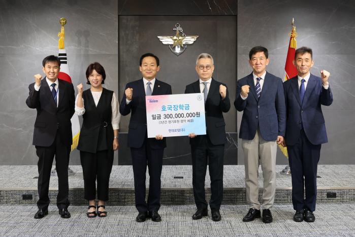 이두희(왼쪽 셋째) 국방부 차관과 이정엽(오른쪽 셋째) 현대로템 부사장이 지난 8일 군 자녀를 위한 장학금 기부 협약을 체결한 뒤 기념사진을 찍고 있다. 국방부 제공