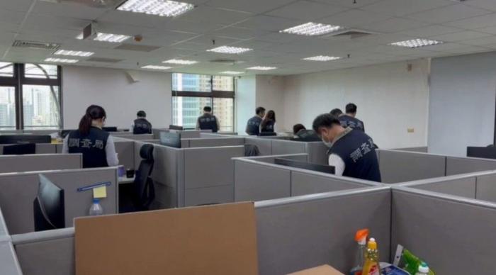 지난해 9월 3일 대만 법무부 조사국 조사관들이 현지에서 불법 행위를 하는 것으로 의심되는 8개의 중국 기업 관련 사무소를 급습하고 있다. 대만 중앙통신사·연합뉴스