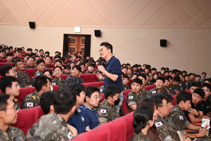 공군11전투비행단 장병들이 지난 8일 ‘큰별쌤’으로 유명한 최태성 역사강사의 독립운동사 강의를 듣고 있다. 사진 제공=정수진 하사