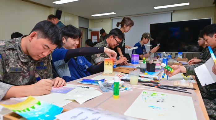 지난 8일 공군20전투비행단 정훈교육장에서 열린 ‘원데이 클래스’에 참여한 장병들이 좋아하는 글이 담긴 자신만의 캘리무드등 만들기를 하고 있다. 사진 제공 = 최지석 하사