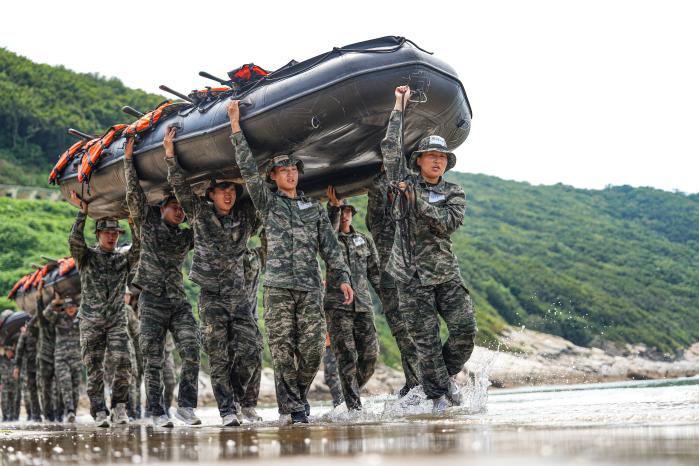 해병대6여단 65대대 장병들이 상륙기습 기초훈련 중 IBS를 머리에 얹어 운반하는 헤드 캐링 훈련을 하고 있다.