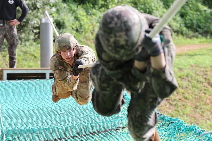 한미 육군 학생군사교육단(ROTC) 후보생들이 지난 8일 육군학생군사학교에서 열린 동반 유격훈련에서 산악 장애물의 하나인 ‘한 줄 다리’(위 사진)와 ‘세 줄 다리’(아래 사진)를 하고 있다.