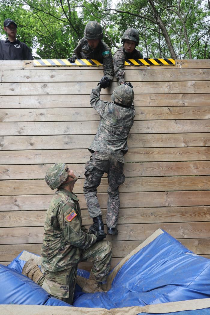 기초 장애물의 하나인 ‘전우와 함께 담장 넘기’를 하고 있는 한미 ROTC 후보생들.