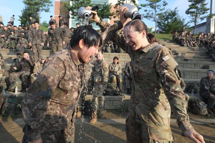 한미 후보생들이 유격체조 후 서로에게 물을 뿌리고 있다.
