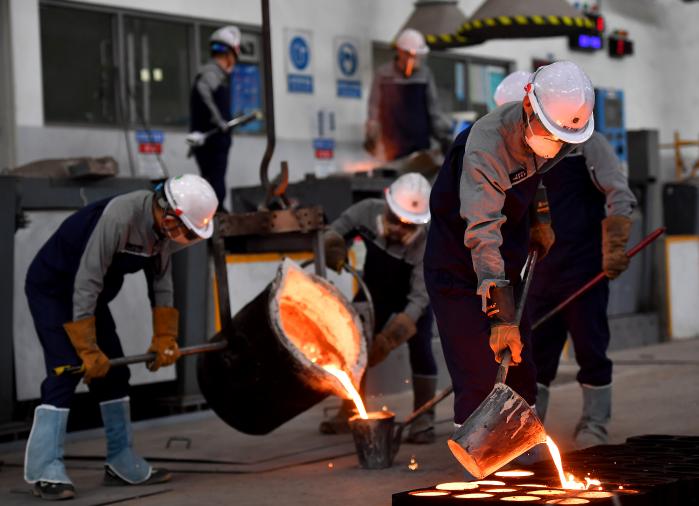 불볕더위가 이어지고 있는 가운데, 지난 8일 해군군수사령부(군수사) 정비창 금속직장 부대원들이 잠수함 작전의 은밀성을 보장하는 데 필수적인 부품인 침강링 제작을 위해 섭씨 1500도를 웃도는 쇳물을 주형틀에 부어 형태를 맞추는 작업을 하고 있다. 금속직장은 고온·분진 위험이 있는 용해·주형 작업 시 팀장 주관 아래 작업자의 건강 상태, 작업 간 안전 위해요소 등을 점검하는 안전 브리핑을 통해 안전사고를 예방하고 있다. 전 팀원은 방열 기능이 있는 보호장비를 착용하고, 교대 작업을 이어가면서 임무 수행에 전념하고 있다. 부대 제공
