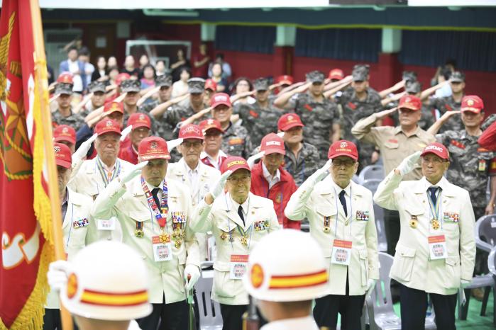 75주년 통영상륙작전 전승기념행사에서 참전용사를 비롯한 참가자들이 국민의례를 하고 있다. 해병대 제공