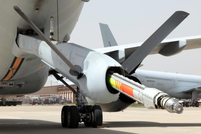°ø±ºÀÇ KC-330 ½Ã±×³Ê½º ´Ù¸ñÀû °øÁß±ÞÀ¯¼ö¼Û±â ±âü Èĸ鿡 ÀÖ´Â ºÕ ½ºÆ½. ÇöóÀ× ºÕ ¹æ½ÄÀÇ °øÁß±ÞÀ¯´Â ÀÌ ºÕ ½ºÆ½À» ´Ù¸¥ Ç×°ø±â »ó¸é¿¡ ²È´Â ¹æ½ÄÀ¸·Î ÀÌ·ïÁø´Ù. ±èº´¹® ±âÀÚ