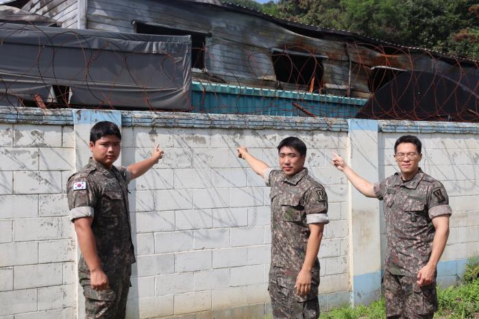 대형화재 현장에서 시민을 구조한 홍준석(가운데) 하사 등 육군1포병여단 장병들이 구조 현장에서 당시 상황을 설명하고 있다.