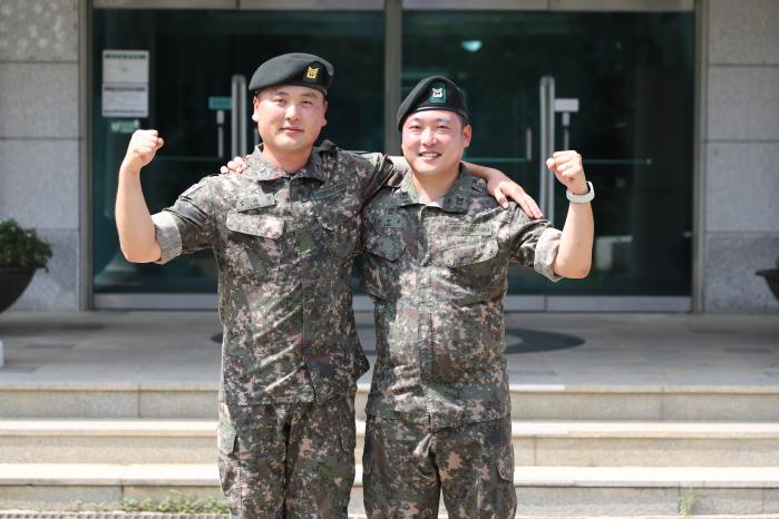 물에 빠져 의식을 잃은 시민을 목격하고 생명을 구한 육군1보병사단 2기갑여단 성규석(왼쪽) 상사와 전차대대 이현식 중사.