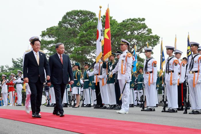 이재명 대통령이 11일 서울 용산구 대통령실에서 열린 또럼 베트남 공산당 서기장 국빈 방한 공식 환영식에서 럼 서기장과 함께 의장대를 사열하고 있다. 이날 양국 정상은 포괄적 전략 동반자 관계 심화를 위한 공동성명을 채택했다. 연합뉴스