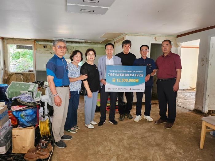 경기도재향군인회 관계자들이 지난 7일 집중호우로 큰 피해를 당한 경기 가평군재향군인회 회원들을 위해 성금을 전달하고 있다. 향군 제공