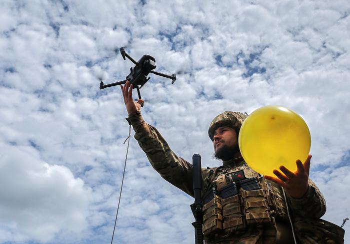 드론과 AI의 결합은 정밀타격에 큰 변화를 가져왔다. 우크라이나 군인이 하르키우 지역 인근에서 대드론 훈련 중 풍선에 부착된 드론을 들어 올려 표적 연습하는 모습. EPA·연합뉴스