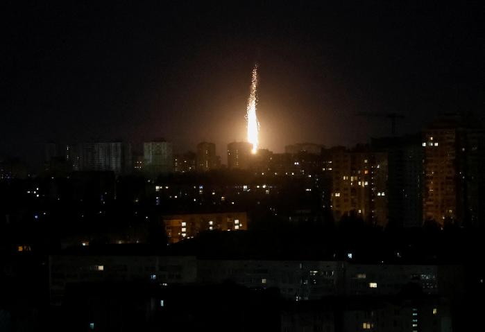 러시아가 우크라이나 키이우에 드론 공격을 가해 도시 상공에서 드론 폭발이 일어난 모습. 로이터·연합뉴스