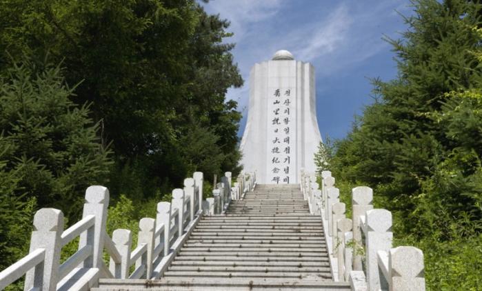 청산리항일대첩 기념비.