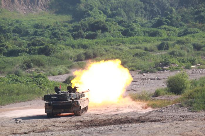 12일 다락대훈련장에서 진행된 육군7기동군단 탑팀 선발 전투사격에서 K2 전차가 표적을 향해 포탄을 발사하고 있다. 사진 제공=최형수 군무주무관