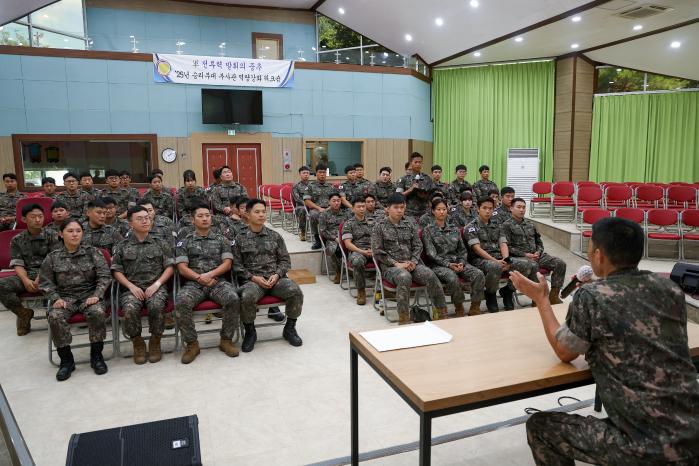 육군15보병사단 김동표 주임원사가 부사관 역량 강화 워크숍에서 부사관 임무와 역할에 대해 설명하고 있다. 부대 제공