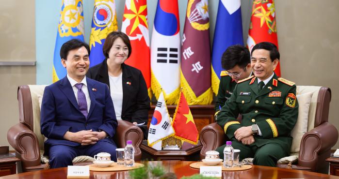 안규백(왼쪽) 국방부 장관이 12일 서울 용산구 국방부에서 판반장 베트남 국방장관과 회담하고 있다. 이날 양국 장관은 포괄적 전략 동반자 관계에 걸맞은 국방·방산협력 증진 방안을 논의했다. 국방부 제공