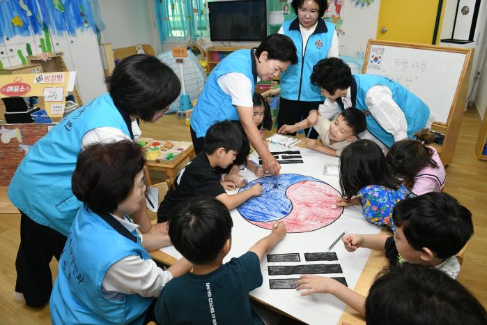 향군본부 여성회·서울 서초구향군여성회 회원들이 12일 서초장미어린이집에서 어린이들과 함께 태극기를 만들고 있다. 향군 제공