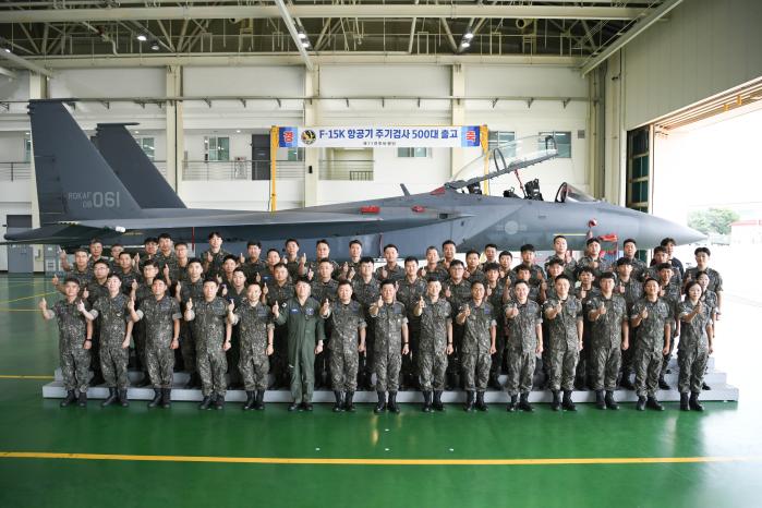 공군11전비 부품정비대대 정비사들이 12일 격납고에서 F-15K 전투기 주기검사 500대 출고 기록 달성을 기념하며 엄지를 치켜세우고 있다. 사진 제공=정수진 하사