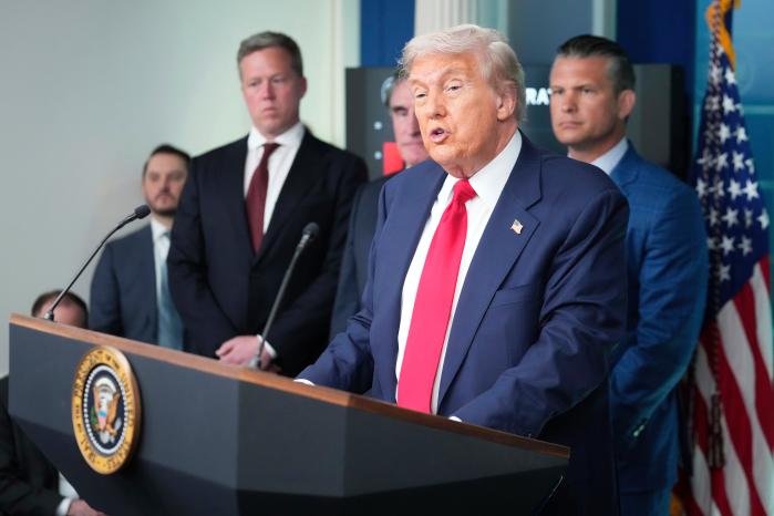 도널드 트럼프 미국 대통령이 중국과 지난 5월 합의한 90일간의 ‘관세 휴전’ 마지막 날인 11일(현지시간) 이를 90일 더 연장하는 내용의 행정명령에 서명했다. 사진은 트럼프 대통령이 이날 백악관에서 워싱턴DC의 범죄 문제를 해결하기 위해 주방위군을 배치한다고 밝히는 모습. AP·연합뉴스