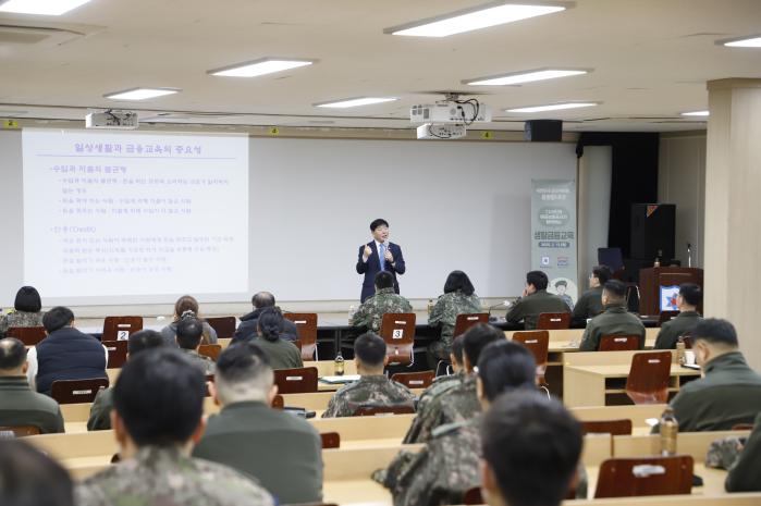 문형욱 예금보험공사 이사가 육군12보병사단 장병들을 대상으로 생활 금융교육 강의를 하고 있다. 육군 제공