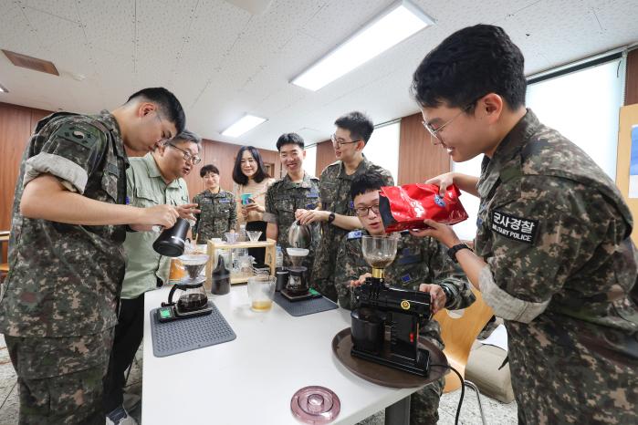 박이추 커피공장 황광우(왼쪽 둘째) 실장, 이선희(왼쪽 넷째) 군무주무관이 커피동아리 장병들과 커피를 내리고 있다.