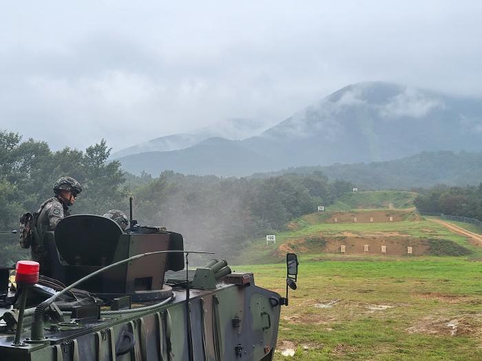 육군50보병사단 장병들이 12일 공용화기사격장에서 K806 차륜형 장갑차 탑재 기관총 실사격 훈련을 하고 있다. 부대 제공