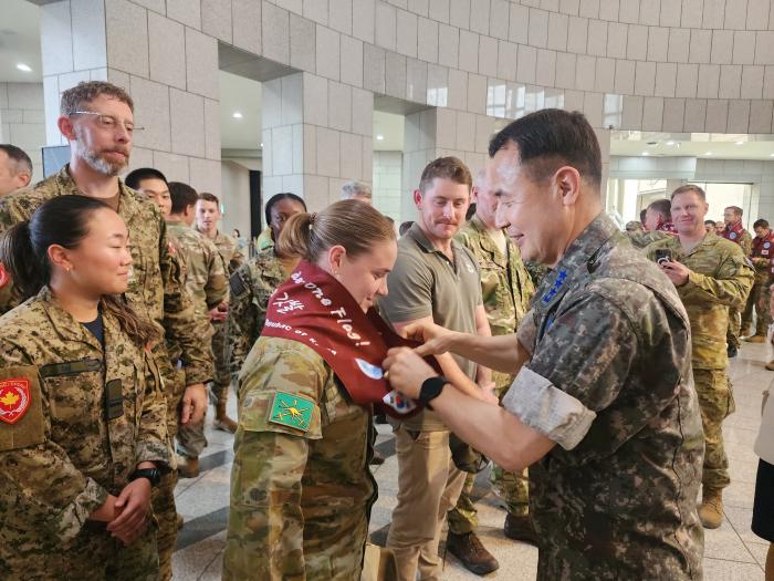 손정환 합참 전략기획본부장이 12일 2025 UFS 연습에 참가하는 유엔사 회원국 장병에게 머플러를 수여하고 있다. 합참 제공