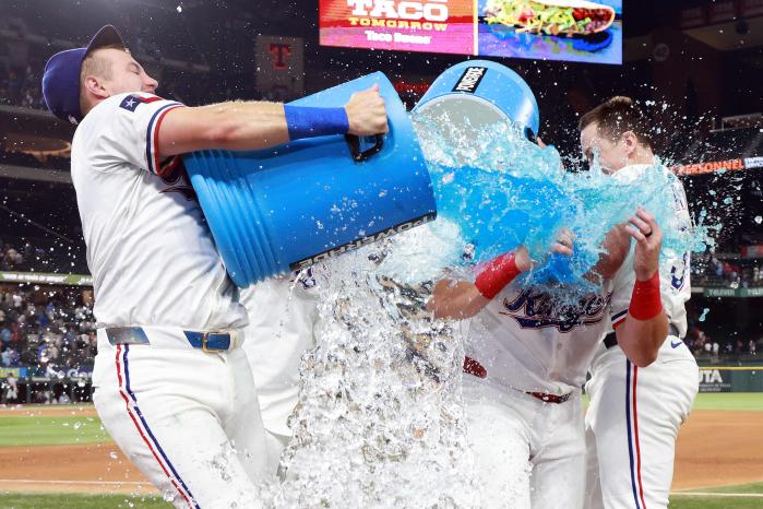 텍사스 레인저스 선수들이 12일(한국시간) 미국 텍사스주 알린톤 글로브 라이프 필드에서 열린 2025 미국프로야구 메이저리그(MLB) 애리조나 다이아몬드백스와의 경기에서 10회말 끝내기 적시타를 친 제이크 버거에게 음료수 세례를 퍼붓고 있다. 텍사스가 7-6으로 승리했다. AFP·연합뉴스