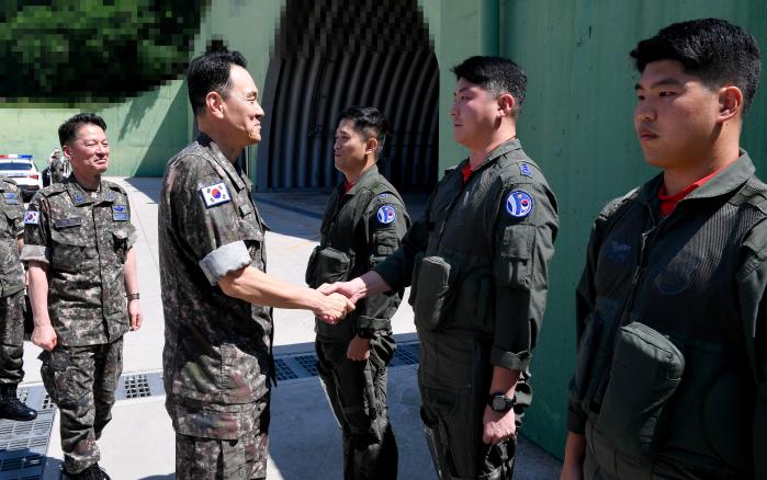 김명수 합참의장이 12일 공군10전투비행단 대비태세를 점검하며 조종사들을 격려하고 있다. 합참 제공