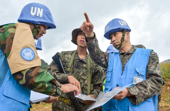 국제평화활동센터의 유엔 군사전문가 야외훈련.