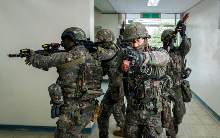장병들이 충렬 탑팀 선발 경연대회에서 격실 내부 소탕을 위해 기동하고 있다.