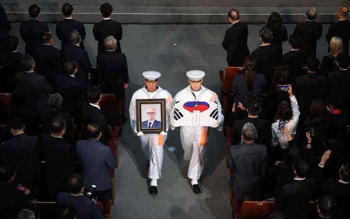 13일 서울 동작구 국립서울현충원 현충관에서 국외 안장 독립유공자 고 문양목·김덕윤·김기주·한응규·임창모·김재은 지사의 유해 봉환식이 거행되고 있다.