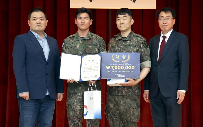 기국간(맨 왼쪽) 국방일보부장과 김주한(맨 오른쪽) 현대로템 방산국내사업실장이 공모전 시상식에서 육군11기동사단 박강건(왼쪽 둘째) 중사 및 부대 관계자에게 대상을 수여했다.