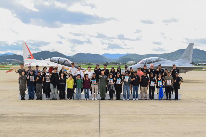 공군과 국가보훈부의 초청을 받아 방한한 대한민국임시정부 비행학교 후손들이 13일 1전투비행단을 견학한 뒤 장병들과 함께 국산 고등훈련기 T-50과 전술입문훈련기 TA-50을 배경으로 기념촬영을 하고 있다. 공군 제공