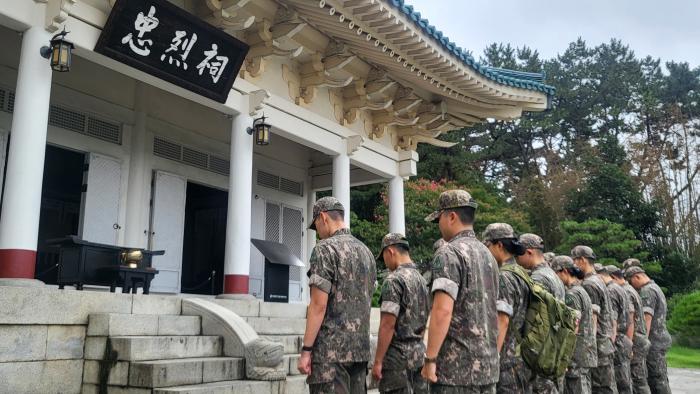 육군53보병사단 신임장교들이 부산시 동래구 충렬사에서 임진왜란 당시 부산을 지키다 순국한 선열들을 추모하고 있다.