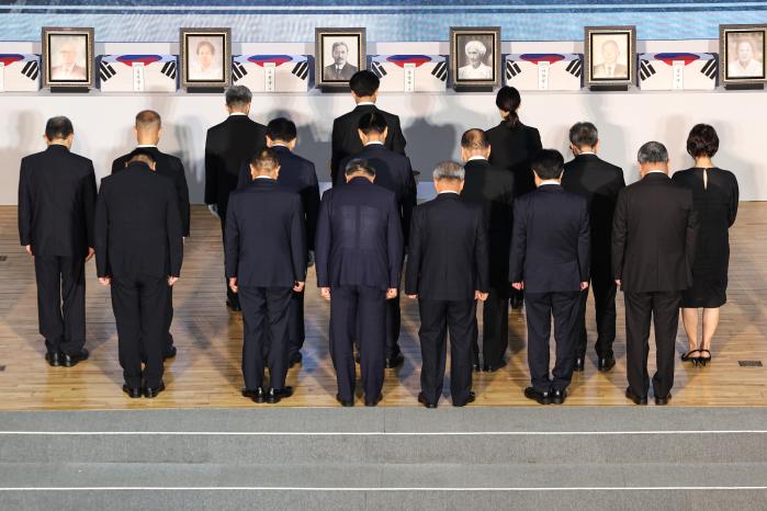 김민석 국무총리를 비롯한 참석자들이 헌화 후 묵념하고 있다.