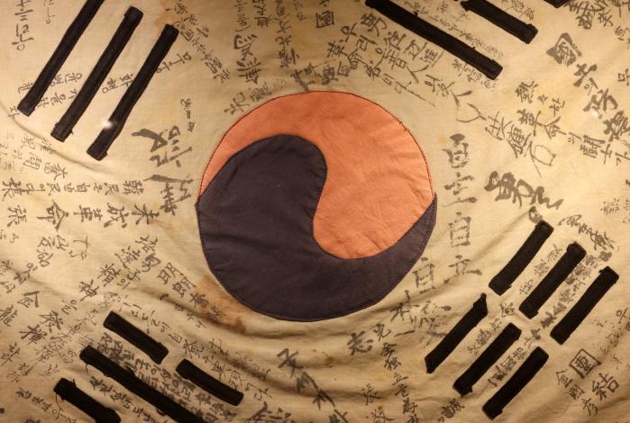 한국광복군 서명문 태극기(독립기념관 소장). 광복군 제3지대에서 활동하던 문웅명이 1946년 1월 다른 부대로 전출할 때 동료 대원들이 서명을 해 줬다. 조용학 기자